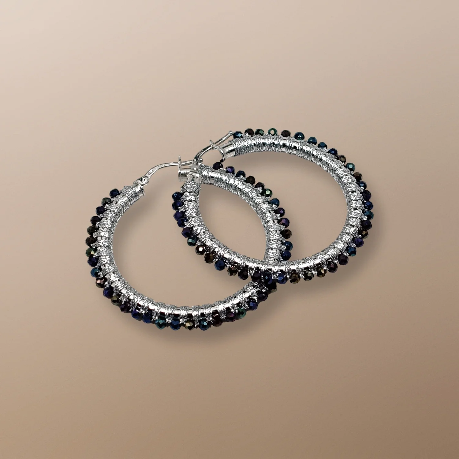 サイモンアルカンタラ 14KT GOLD HOOPS HAND WOVEN WITH BLUE SPINEL. AVAILABLE IN YELLOW